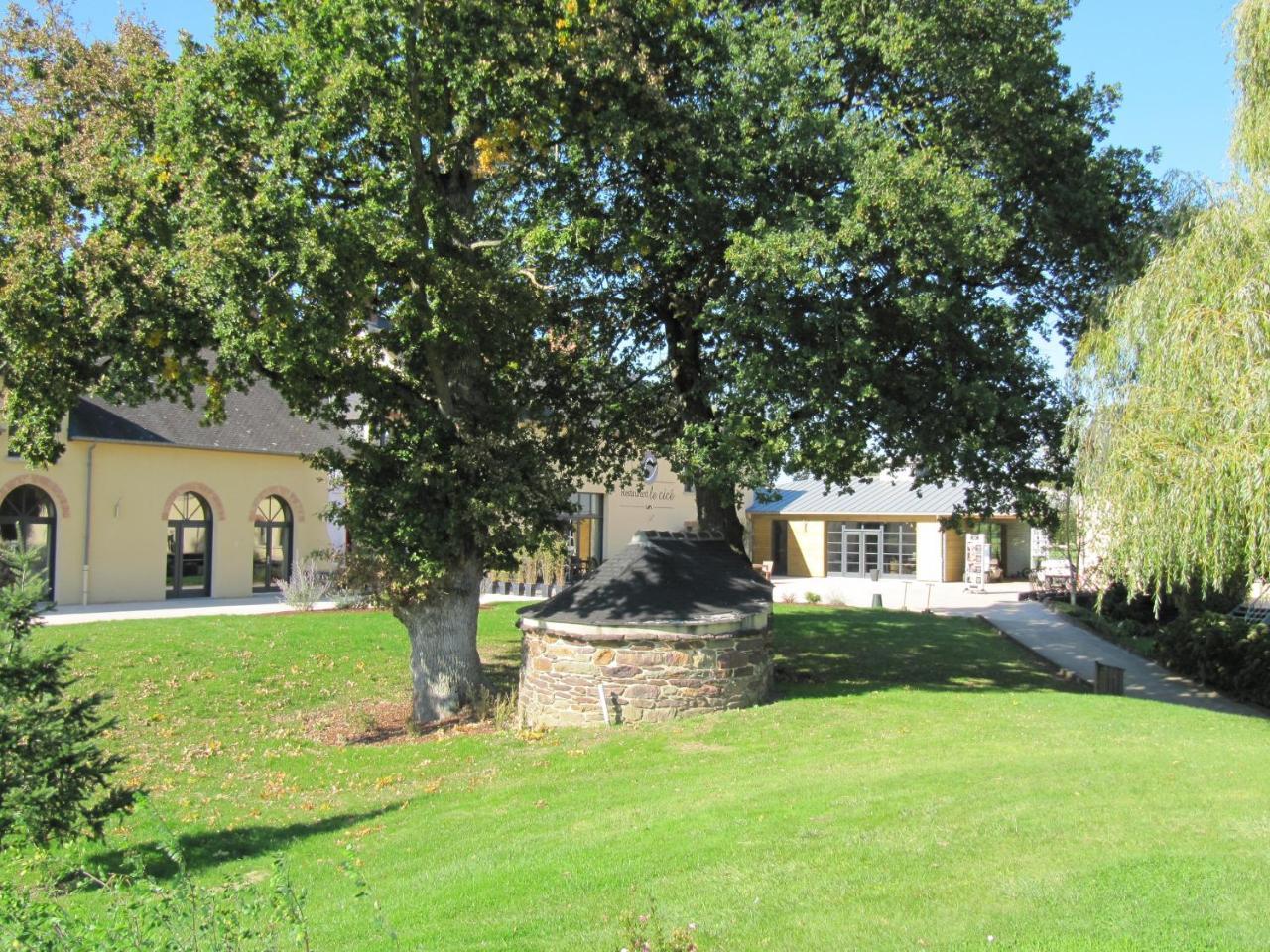 Domaine De Cice-Blossac, Resort Spa & Golf Bruz Exterior photo